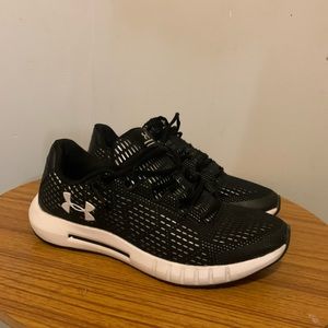 Under armor running pursuit shoes